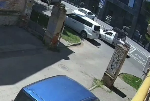 В Краснодаре братья-подростки на электросамокате чудом выжили в ДТП с легковушкой