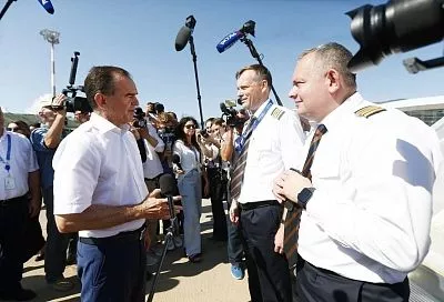 Губернатор Вениамин Кондратьев встретил первый рейс в аэропорту Геленджика