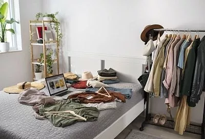 Носить чужие вещи опасно? Дерматолог объяснила, так ли это