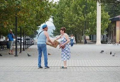 В Крымске десантники угостили горожан мороженым в праздничный день 