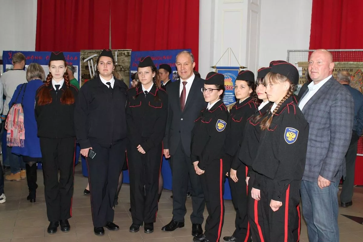 Поклониться ветеранам, поблагодарить их за великий подвиг в этот день пришли более 150 человек, среди которых были учащиеся казачьих и кадетских классов, воины-афганцы, военнослужащие контрактной службы.