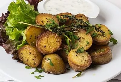 Справится даже ребенок: запекайте картошку в духовке с этими овощами и получите одновременно и вкусное, и полезное блюдо