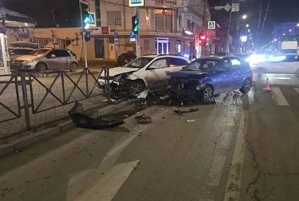 Проехала на красный. В Краснодаре в ДТП с двумя иномарками пострадала женщина