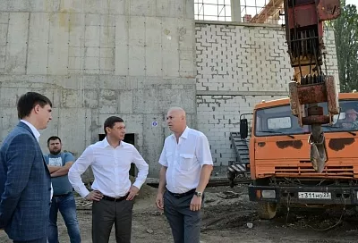 Евгений Первышов проверил ход работ по строительству новой школы в пос. Российском