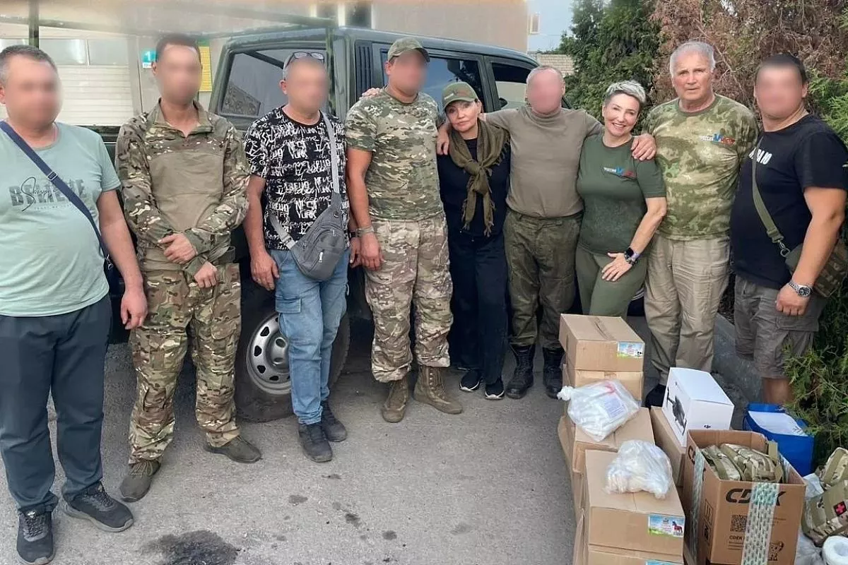 Волонтеры «РоссияVместе» всегда передают гуманитарную помощь только из рук в руки. Это фото было сделано в зоне СВО. Волонтеры «РоссияVместе» всегда передают гуманитарную помощь только из рук в руки. Это фото было сделано в зоне СВО.