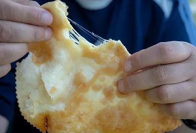 Сметана, сгущёнка, икра: как россияне едят блины на Масленицу