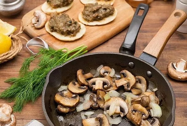 Грибы измельчить и соединить с овощами - получится шикарная икра: хоть с макаронами, хоть на брускетты клади! А делать - то просто - 15 минут и готово!