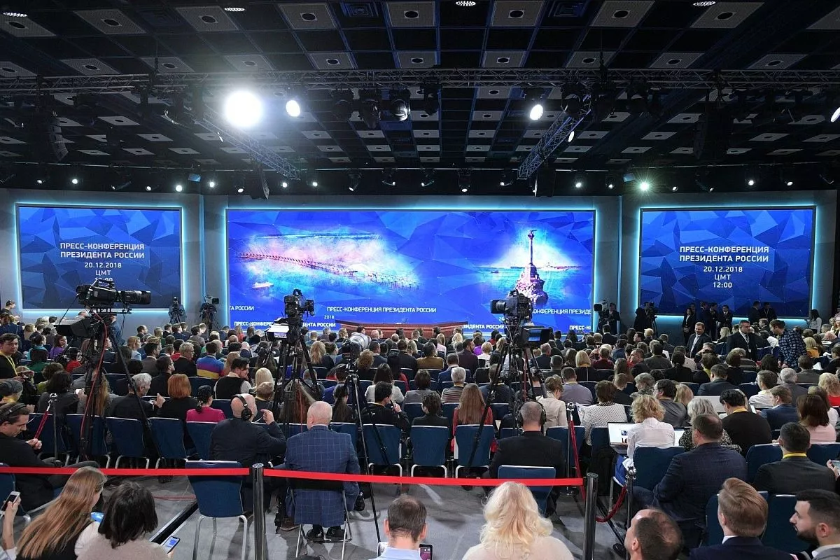 Президент Владимир Путин 20 декабря в прямом эфире отвечает на вопросы журналистов.