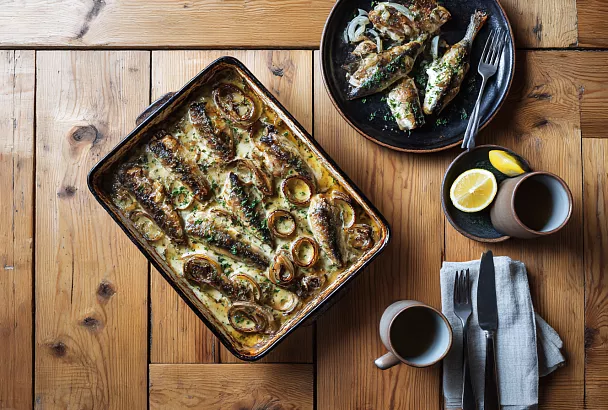 Сочная скумбрия в сметанном маринаде: ужин в одной форме без лишних хлопот