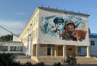 Героя фильма «В бой идут одни старики» рисуют на стене школы в Тимашевске