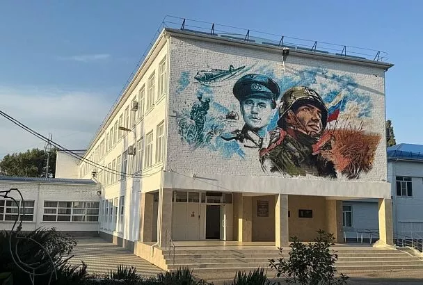 Героя фильма «В бой идут одни старики» рисуют на стене школы в Тимашевске