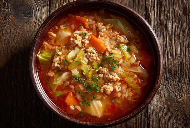 Суп за 30 минут: капуста и фарш творят чудеса на кухне