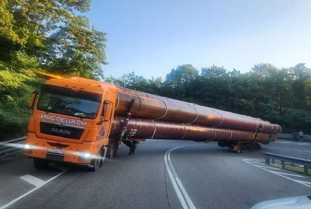 Большегруз заблокировал движение на трассе М-4 «Дон» в Геленджике