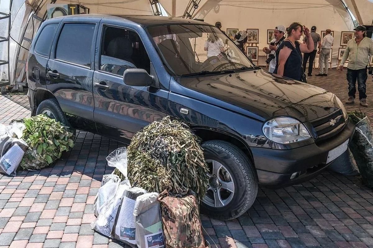 Вместе с внедорожником волонтеры передали за линию фронта гуманитарный груз. Вместе с внедорожником волонтеры передали за линию фронта гуманитарный груз.