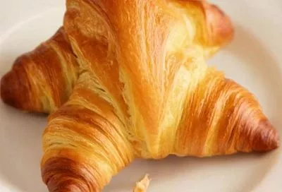 Рецепт очень простой, но рогалики получаются невероятно вкусными: мягкие, хрустящие и с ореховой начинкой