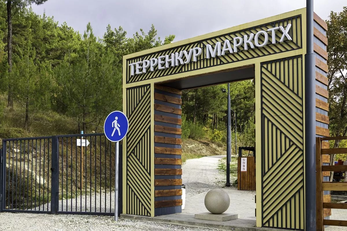В Геленджике 4-километровый маршрут на вершину хребта Маркотх начинается от нижней станции канатной дороги.