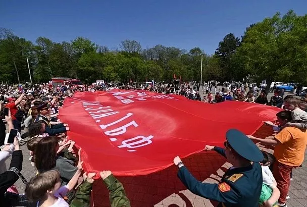 В парке Краснодара развернули Знамя Победы и станцевали «Случайный вальс»  