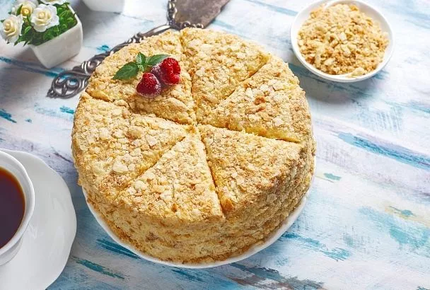 Самый легкий способ приготовить дома торт Наполеон из магазинного слоенного теста: гости будут в восторге