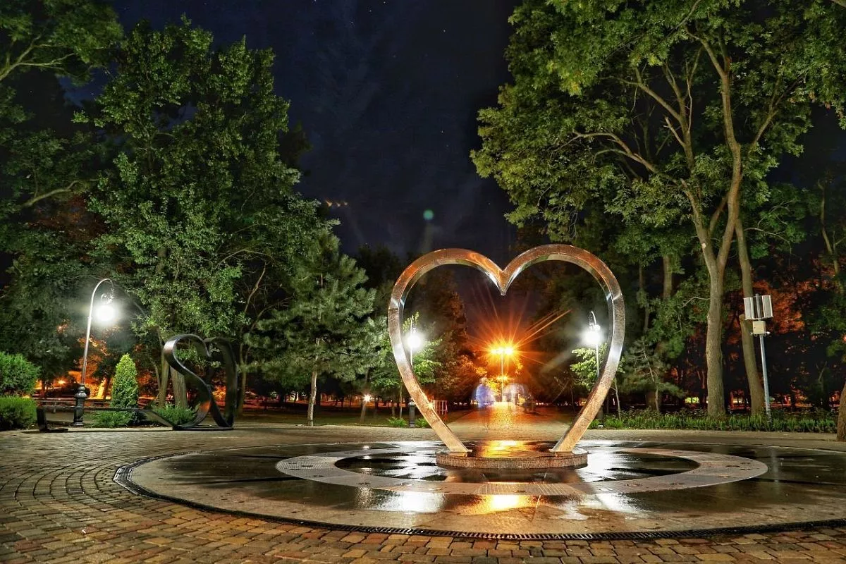Фонтан "Сердце влюбленных" Фонтан "Сердце влюбленных"