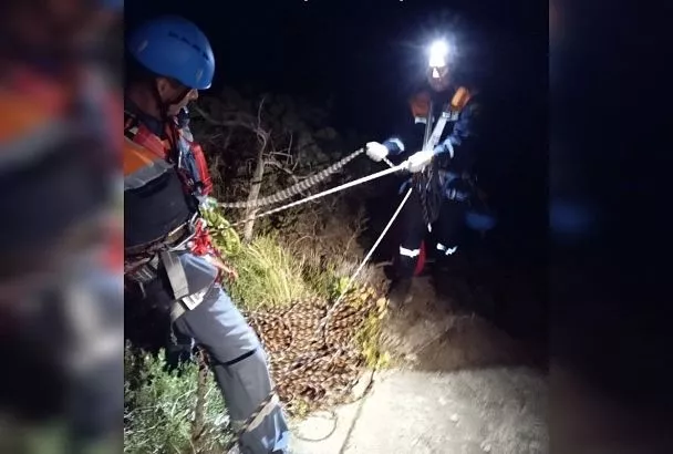 Спасатели эвакуировали молодого человека, застрявшего на сыпучем участке горы в Анапе