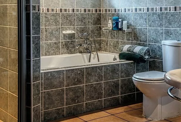 Подруга всегда держит в туалете бутылку уксуса: оказывается, он действительно незаменим