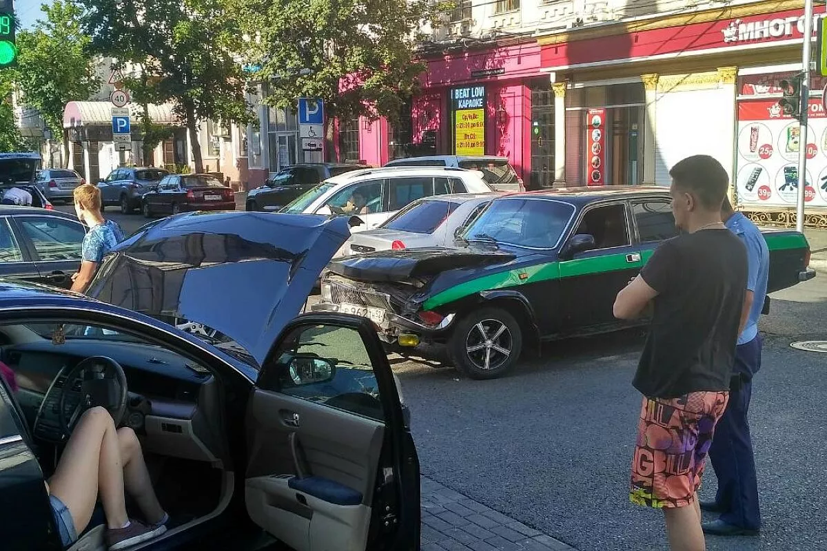 20 июня. ДТП на пересечении улиц Красноармейской и Чапаева в Краснодаре.