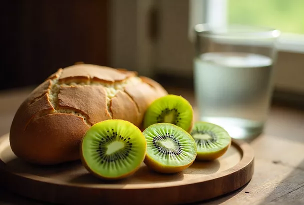 Киви, хлеб и минеральная вода: токсиколог назвал простое трио для здоровья кишечника