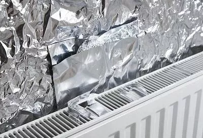 Беру фольгу или пенофол для батарей — сравнил, что лучше греет: холодная стена не «вытягивает» деньги