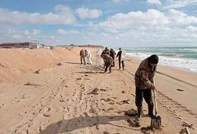 Точечные выбросы мазута ликвидируют в Темрюкском районе