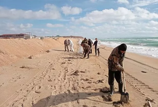 Точечные выбросы мазута ликвидируют в Темрюкском районе