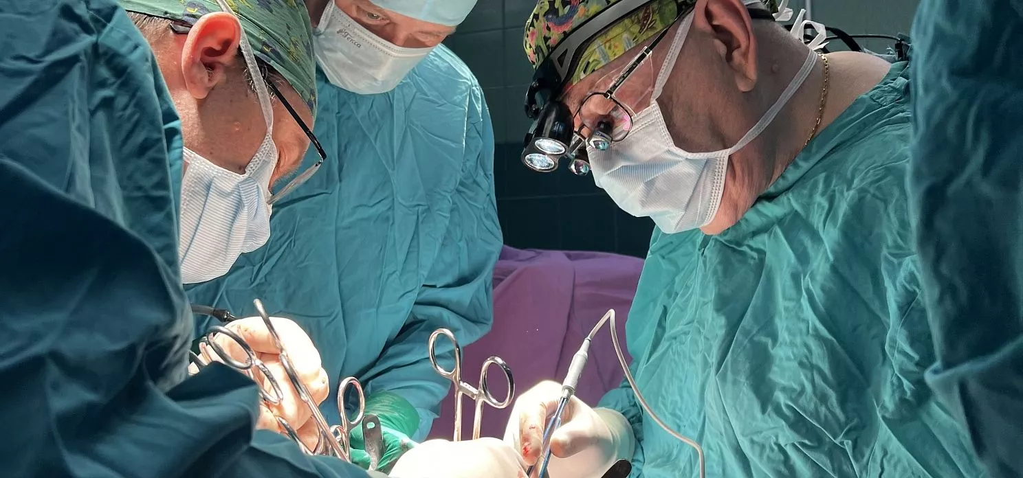 Академик РАН,   профессор,   главврач   НИИ-ККБ   № 1 Владимир Порханов  проводит операцию по трансплантации легкого.