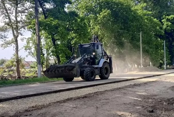 Зеленую зону в Курганинске продолжают благоустраивать по нацпроекту