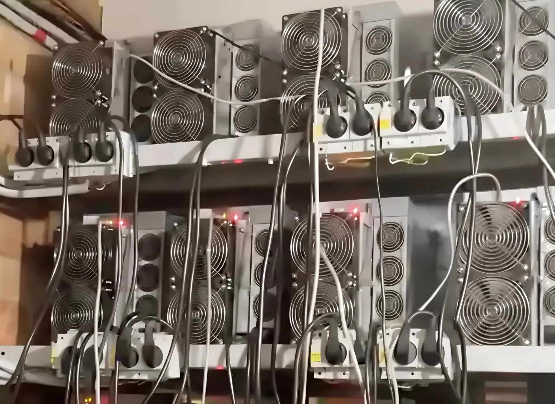 Энергетики выявили незаконно подключенную к электросетям майнинговую ферму в Успенском районе