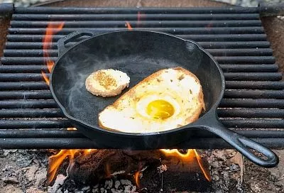 На новой чугунной сковороде ничего не прилипает: три действия, которые сделают ее антипригарной