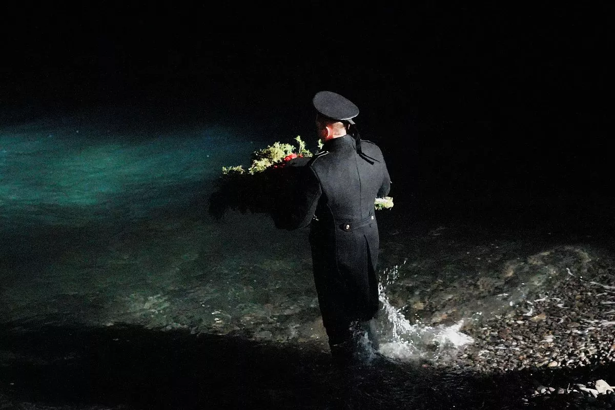 По традиции финалом патриотической акции стал спуск на водную гладь Черного моря матросской бескозырки.