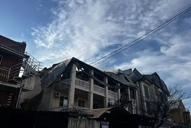 В Геленджике загорелись два частных дома