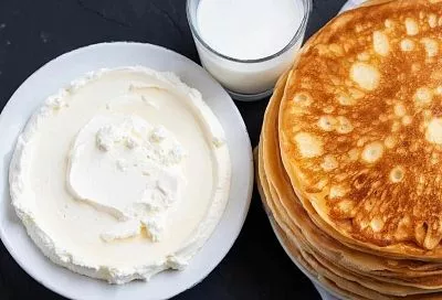 Домашний творог и блины на сыворотке: подогрел молоко, и творог сам свернулся, а блины — кружевные