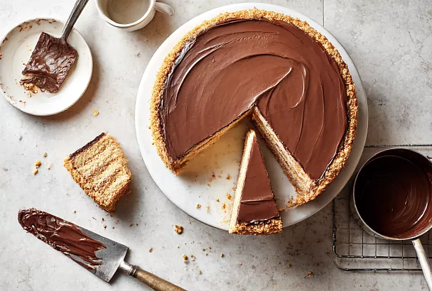 «Ленинградский» торт по-домашнему: песочные коржи и шоколадная глазурь