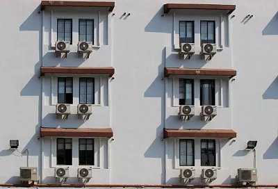 Телескопической шваброй мою не только полы, но чаще - окна. Все секреты очищения окон от «векового» налета пыли и грязи без дорогих средств и риска для жизни