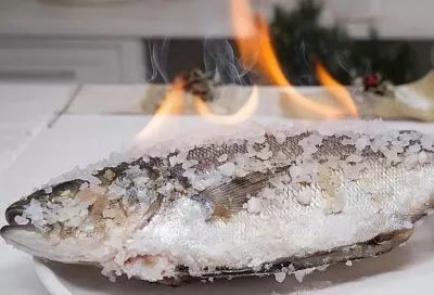 Потрясающая рыба на Новый год: сочная, без чистки и маринада. Запекаем в соли, подаем с эффектом пламени