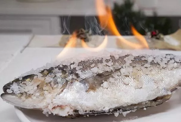 Потрясающая рыба на Новый год: сочная, без чистки и маринада. Запекаем в соли, подаем с эффектом пламени