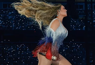 Певица Бейонсе появилась на концерте в наряде в цветах российского флага