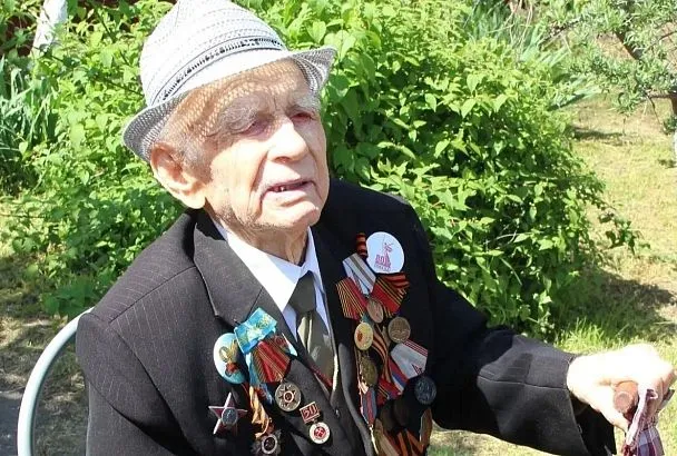 Губернатор Вениамин Кондратьев поздравил с днем рождения 103-летнего ветерана Великой Отечественной войны из Ленинградского округа