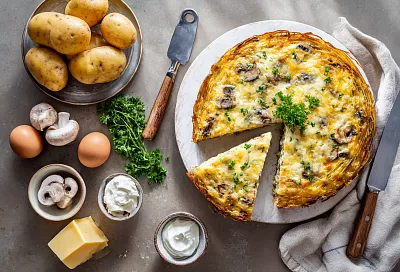 Сочный пирог-жульен с курицей, грибами и картофельной основой