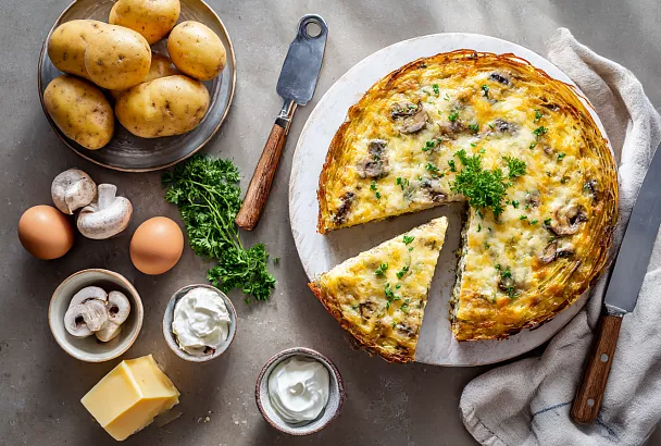 Сочный пирог-жульен с курицей, грибами и картофельной основой