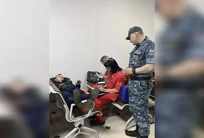 Побледнел, начал терять сознание. Краснодарские приставы спасли жизнь посетителю суда
