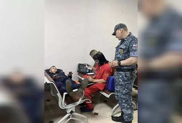 Побледнел, начал терять сознание. Краснодарские приставы спасли жизнь посетителю суда