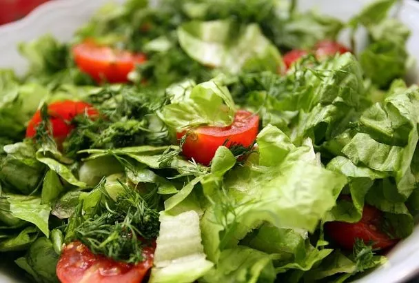 Салат с тунцом: легкость и сытность Средиземноморья