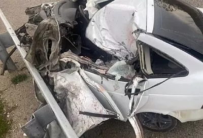 Легковушку разорвало на части после столкновения с грузовиками на Кубани. Есть жертва