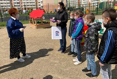 Краснодарским школьникам из многодетных семей передали планшеты для дистанционного обучения